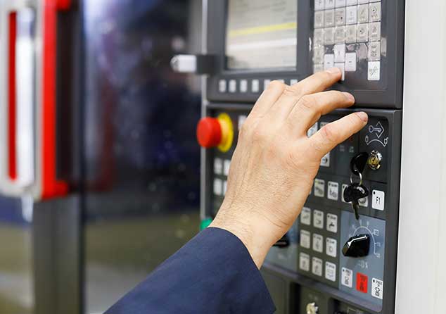 Einrichten einer Maschine in der mechanischen Werkstatt von ADMO