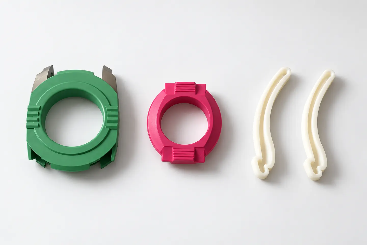 ADMO Plastique: zwei runde und zwei längliche Schutzelemente für das Polieren, zusammen abgebildet.