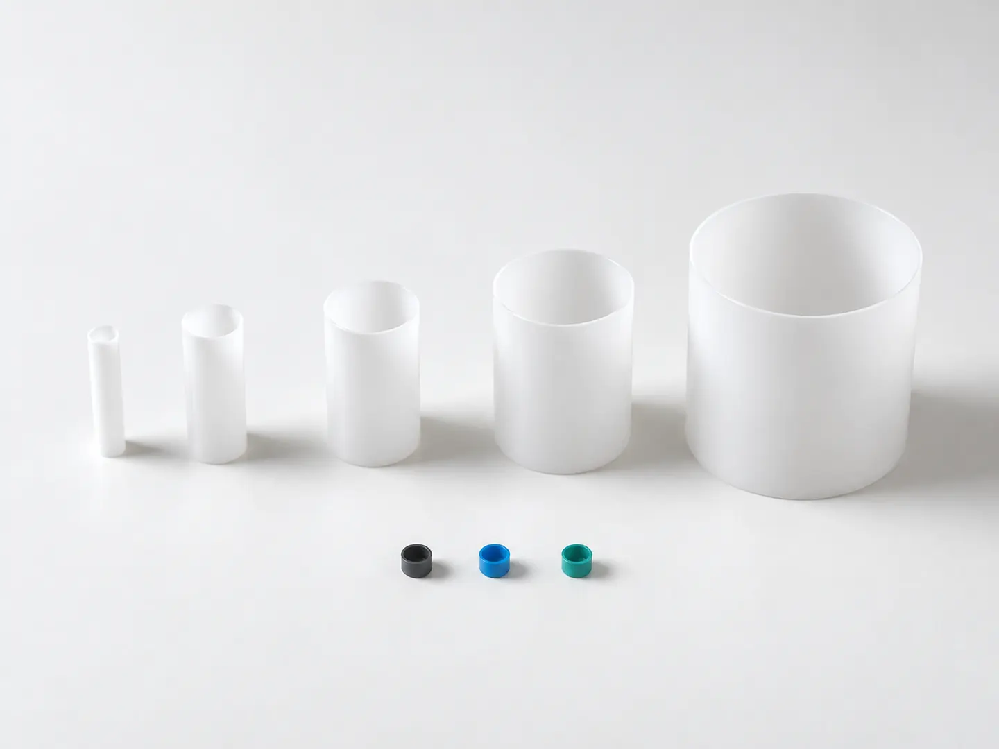 Vollständige ADMO-Serie mit POM-Bauteilen für Näherungssensoren in unterschiedlichen Grössen