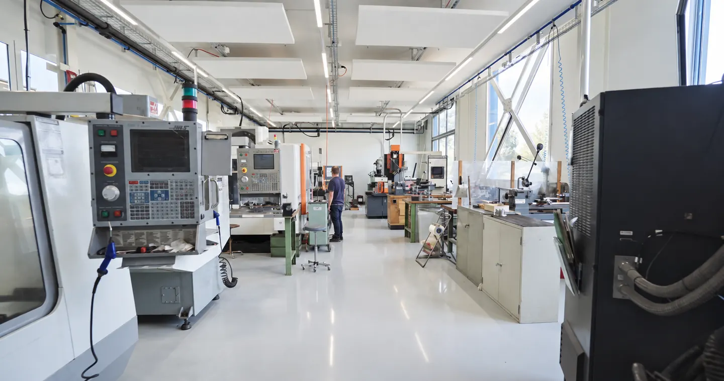 Vue d’ensemble de l’atelier de mécanique Admo Plastique