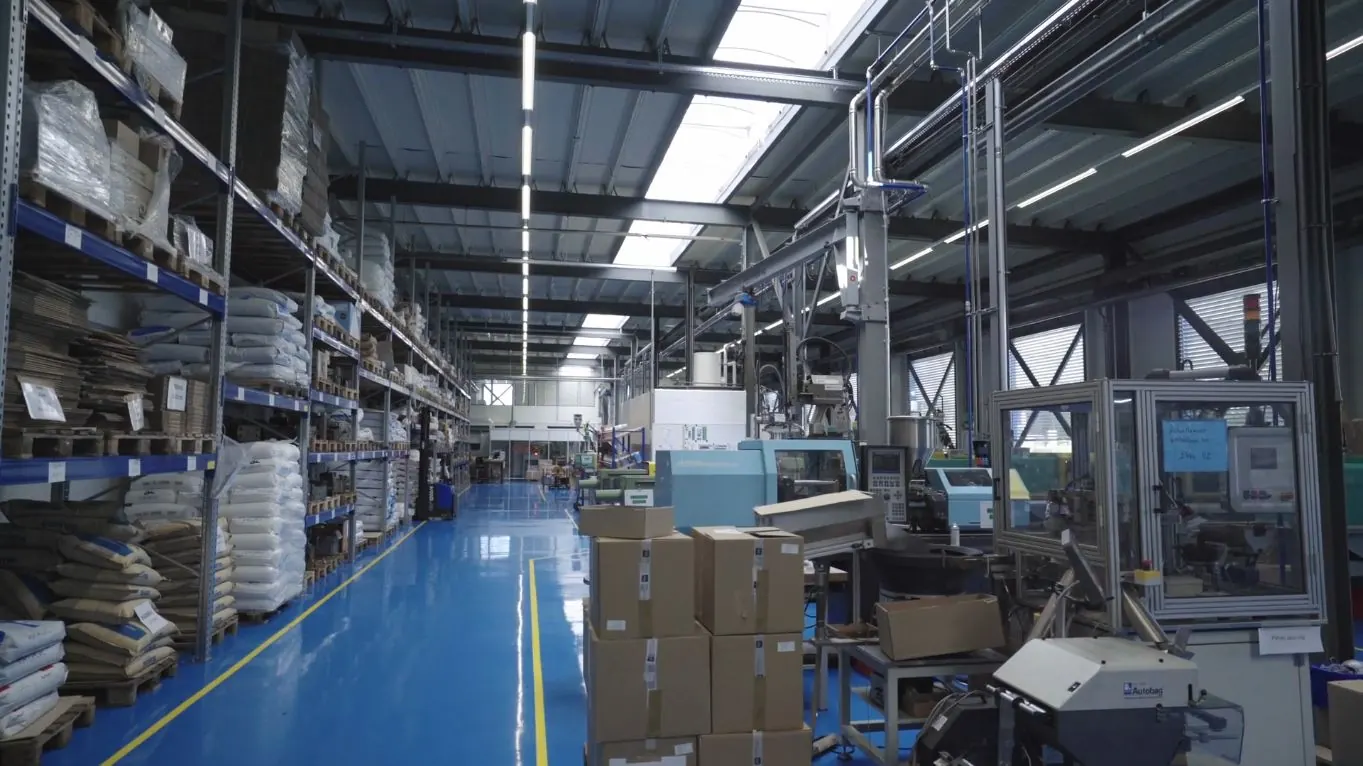 Stocks de matières et presses dans le hall de production du groupe