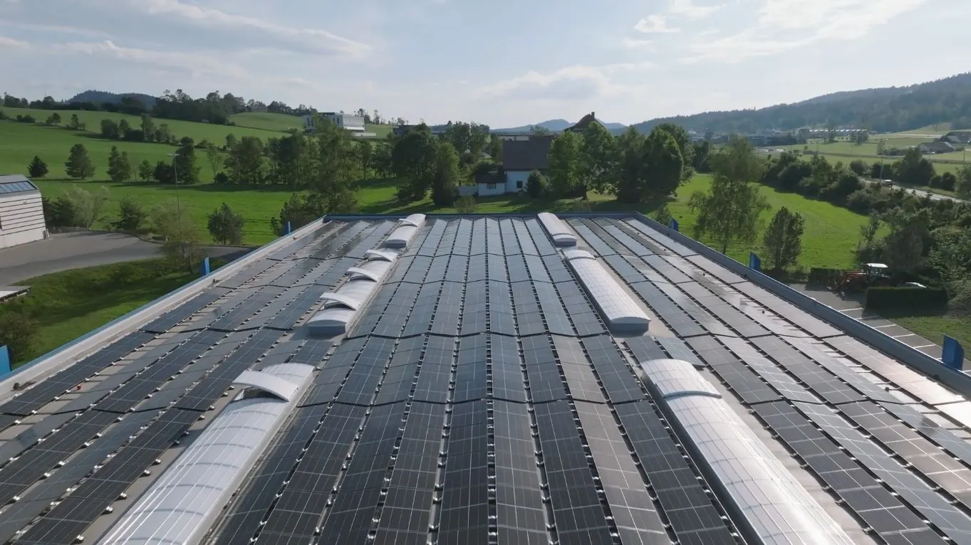 Photovoltaikmodule auf dem Dach unseres Standorts in La Chaux-de-Fonds